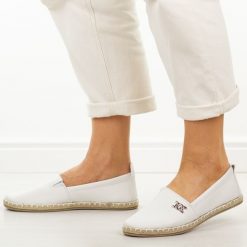 Białe espadryle damskie, półbuty Potocki 16374. Białe espadryle damskie POTOCKI, bez wzorów, z jeansu, bez obcasa, na płaskiej podeszwie. Za 99.00 zł.
