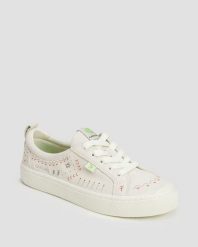 Trampki ze skóry zamszowej Cariuma OCA Suede Smoke White Embroidered. Białe trampki damskie CARIUMA, bez wzorów, z gumy, bez zapięcia. Za 659.99 zł.