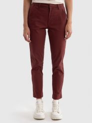 Spodnie damskie chinosy bordowe Danai 604. Czerwone spodnie materiałowe damskie Big Star, bez wzorów, z denimu. W wyprzedaży za 159.99 zł.