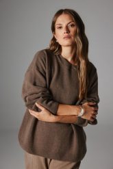 WEŁNIANY SWETER BOBBY BRĄZOWY One size - Flawless. Brązowe swetry klasyczne damskie Flawless, z dzianiny, bez kołnierzyka. Za 798.00 zł.