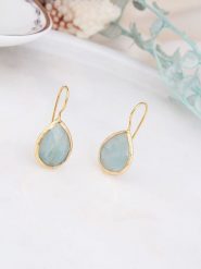 L'Atelier de Gaia Pozłacane kolczyki z akwamarynem rozmiar: onesize. Niebieskie kolczyki damskie L'Atelier de Gaia, z akwamarynem, pozłacane, z zapięciem typu bigiel. Za 74.11 zł.