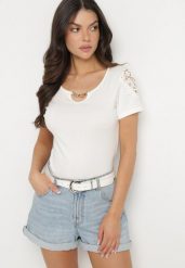 Biały Bawełniany T-shirt z Łańcuszkiem i Koronką Liraveira. Białe t-shirty damskie Born2be, m, z aplikacjami, z bawełny, bez kołnierzyka. Za 39.99 zł.
