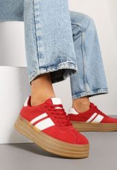 Czerwone Sneakersy Kultowe Tenisówki z Ozdobnymi Paskami Vandell. Czerwone obuwie sportowe damskie Renee, z jeansu, bez zapięcia, tenisowe. Za 79.99 zł.