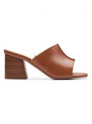 Clarks Skórzane klapki "Siara65" w kolorze jasnobrązowym rozmiar: 39. Brązowe klapki damskie Clarks, bez wzorów, z otwartym noskiem, bez obcasa, bez zapięcia. Za 237.17 zł.