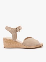 Beżowe sandały na koturnie. Brązowe sandały damskie Ryłko, bez wzorów, ze skóry, z okrągłym noskiem, bez obcasa, na koturnie, bez zapięcia. Za 379.99 zł.