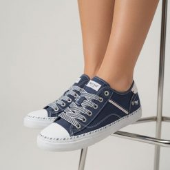 Trampki damskie Mustang, fason sznurowany niska cholewka gumowy nosek tekstylna podeszwa codzienny styl, granatowe, 1376-303-841. Niebieskie trampki damskie Mustang, bez wzorów, z gumy, przed kostkę, bez zapięcia. Za 289.00 zł.