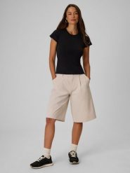 4F Spodenki casual damskie - kremowe XS. Białe spodenki sportowe damskie 4F, xs, bez wzorów, z tkaniny, z podwyższonym stanem. Za 169.99 zł.