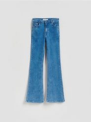 Jeansy flare z wysokim stanem - niebieski. Niebieskie jeansy damskie Reserved, z podwyższonym stanem. Za 139.99 zł.