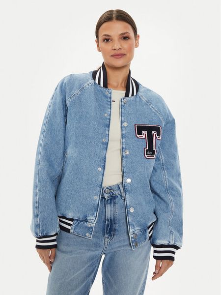 Tommy Jeans Kurtka jeansowa Letterman DW0DW18202 Niebieski Oversize. Niebieskie kurtki damskie Tommy Jeans, xs, bez wzorów, z bawełny, bez kaptura. Za 649.00 zł.