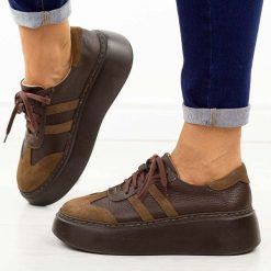 Czekoladowe skórzane sneakersy damskie Deoni D632. Brązowe obuwie sportowe damskie Deoni, na jesień, z jeansu, bez zapięcia. Za 429.00 zł.