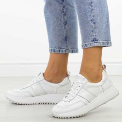 Białe skórzane Polskie sneakersy damskie Suzana Gol. Białe obuwie sportowe damskie Suzana, na jesień, z jeansu, bez zapięcia, trekkingowe. Za 419.00 zł.