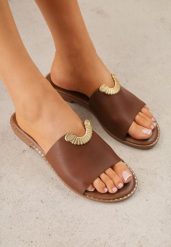 Ciemnobrązowe Klapki VICES z Biżuteryjnym Detalem w Kształcie Łuku Himemelle. Brązowe klapki damskie Born2be, z aplikacjami, z jeansu, bez obcasa, na płaskiej podeszwie, bez zapięcia. Za 79.99 zł.