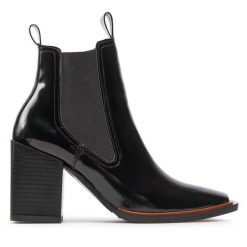 Botki Simple. Czarne botki damskie Simple, bez obcasa, na słupku, bez zapięcia. Za 509.99 zł.