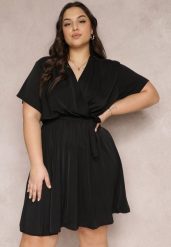 Czarna Sukienka z Gumką w Pasie i Kopertowym Dekoltem Azrah. Czarne sukienki damskie Renee, bez wzorów, bez ramiączek. Za 109.99 zł.