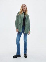 Kurtka z imitacji skóry - jasnozielony. Zielone kurtki damskie Reserved, bez wzorów, ze skóry, bez kaptura. W wyprzedaży za 59.99 zł.