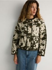 Lekka pikowana kurtka z bawełnianej tkaniny - oliwkowy. Zielone kurtki damskie Reserved, l, bez wzorów, z bawełny, bez kaptura. W wyprzedaży za 69.99 zł.