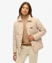 Superdry Pikowana kurtka Quilted Chore Liner – Humus Beige. Brązowe kurtki damskie Superdry, z aplikacjami, z materiału, bez kaptura. Za 348.00 zł.