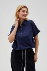 Bluza z kołnierzykiem i krótkimi rękawami granatowa. Bluzy damskie MOODO, l, bez wzorów, z bawełny, bez kaptura. Za 99.99 zł.