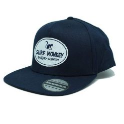 Czapka Trucker – Płaski daszek – Snapback / Jeden rozmiar (Granatowy). Niebieskie czapki z daszkiem damskie SURF MONKEY, bez wzorów, z bawełny. Za 139.95 zł.