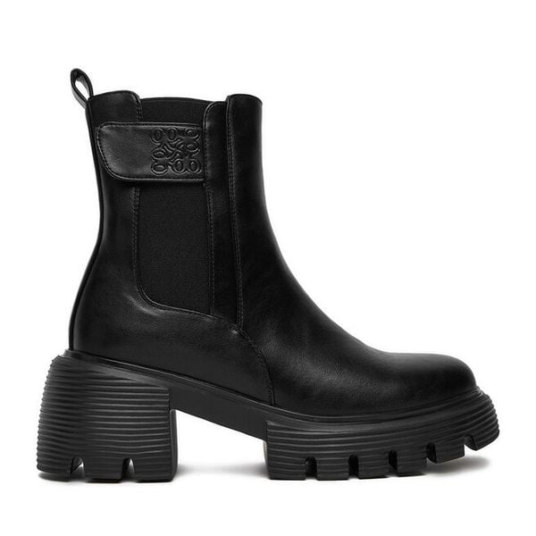 Botki Nine West. Czarne botki damskie Nine West, bez obcasa, na słupku, bez zapięcia. Za 223.99 zł.