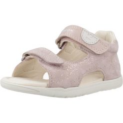 Sandały Geox Model B Sandal Macchia Gir Kolor Rose. Białe sandały damskie Geox, bez wzorów, ze skóry, bez obcasa, bez zapięcia. Za 209.99 zł.