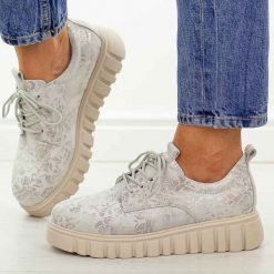 Srebrne skórzane półbuty damskie Filippo Dp6846/26. Szare półbuty damskie Filippo, na jesień, bez wzorów, z jeansu, z okrągłym noskiem, bez obcasa, na platformie, bez zapięcia. W wyprzedaży za 242.10 zł.