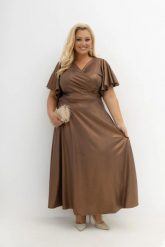 Kopertowa sukienka maxi Caramel Brown Glam z połyskiem na wesele i bal w odcieniu brązu Plus Size Oversize. Brązowe sukienki damskie Moda Size Plus Iwanek, bez wzorów, z dzianiny, eleganckie, bez ramiączek. Za 379.90 zł.