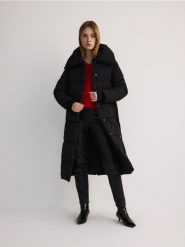 Długi pikowany płaszcz - czarny. Czarne płaszcze damskie Reserved, l, bez wzorów, z tkaniny, bez kaptura. W wyprzedaży za 139.99 zł.