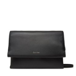 Torebka Calvin Klein. Czarne listonoszki damskie Calvin Klein, bez wzorów, bez dodatków. Za 289.99 zł.