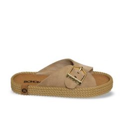 Klapki damskie skórzane Casablanca. Brązowe klapki damskie Aulp, bez wzorów, z gumy, z otwartym noskiem, bez obcasa, na płaskiej podeszwie, bez zapięcia. Za 349.99 zł.