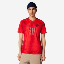 Koszulka piłkarska ADIDAS Bayern Monachium domowa sezon 24/25. Czerwone bluzki damskie Adidas, s, bez wzorów, bez kołnierzyka, bez ramiączek. Za 469.99 zł.