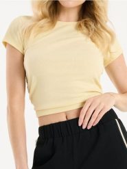Koszulka crop z marszczeniami po bokach - kremowy. Białe koszulki damskie Sinsay, l, bez wzorów, bez kołnierzyka, bez ramiączek. W wyprzedaży za 12.99 zł.