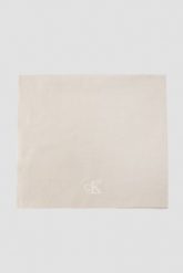 CALVIN KLEIN Beżowy damski szalik z haftowanym logo. Brązowe szaliki damskie Calvin Klein, bez wzorów. W wyprzedaży za 159.99 zł.