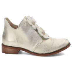 Złote Półbuty Armodo Eleganckie Obuwie Damskie Ze Skóry Naturalnej. Żółte półbuty damskie Armodo, z aplikacjami, ze skóry, bez obcasa, na obcasie, bez zapięcia. Za 519.00 zł.