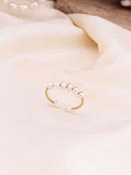 Pierres de Jade Pozłacany pierścionek z perłami rozmiar: onesize. Białe pierścionki damskie Pierres de Jade, z perłą, pozłacane. Za 30.99 zł.