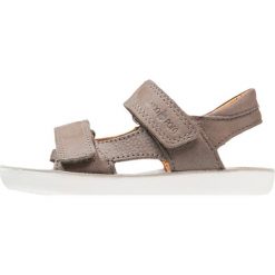Shoo Pom GOA Sandały taupe. Brązowe sandały chłopięce Shoo Pom, z materiału, z otwartym noskiem. W wyprzedaży za 149.50 zł.
