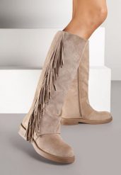 Ciemnobeżowe Kozaki z Imitacji Zamszu w Estetyce Boho Zdobione Frędzlami Vemarose. Brązowe kozaki damskie Renee, bez obcasa, na płaskiej podeszwie, bez zapięcia. Za 149.99 zł.