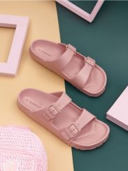 Klapki - różowy. Czerwone klapki damskie Sinsay, bez wzorów, bez obcasa, bez zapięcia. Za 25.99 zł.