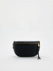 Saszetka crossbody - czarny. Czarne nerki i saszetki damskie Reserved, bez wzorów, ze skóry. W wyprzedaży za 79.99 zł.