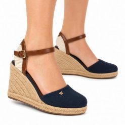 Sandały damskie do chodzenia Wrangler BRAVA WOMEN WEDGE. Brązowe sandały damskie Wrangler, bez wzorów, z materiału, bez obcasa, bez zapięcia. Za 199.00 zł.