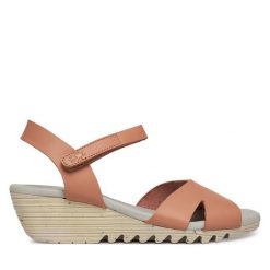 Sandały Fly London. Czerwone sandały damskie Fly London, bez wzorów, bez obcasa, na koturnie, bez zapięcia. Za 399.99 zł.