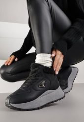Czarne Sneakersy Śniegowce Vices na Grubej Podeszwie z Trójkątną Ozdobą Filritisa. Czarne obuwie sportowe damskie Born2be, bez zapięcia. Za 109.99 zł.