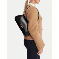 Torebka Calvin Klein. Czarne torebki klasyczne damskie Calvin Klein, bez dodatków. Za 439.99 zł.