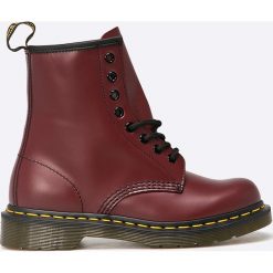 Dr Martens - Buty Cherry. Czerwone botki damskie Dr Martens, z materiału. W wyprzedaży za 569.90 zł.
