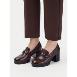 Półbuty Lasocki. Czerwone czółenka damskie Lasocki, bez wzorów, bez obcasa, na obcasie, bez zapięcia. Za 249.99 zł.