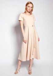 Rozkloszowana Midi Sukienka z Dekoltem Carmen - Beżowa. Brązowe sukienki damskie Lanti, bez wzorów, z materiału, wizytowe, bez ramiączek. Za 309.90 zł.