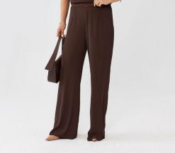 Eleganckie czekoladowe spodnie Rosa z poszerzoną nogawką PLUS SIZE XXL OVERSIZE JESIEŃ. Brązowe spódnice damskie Moda Size Plus Iwanek, na co dzień, na jesień, plus size, bez wzorów, z elastanu, eleganckie, mini. Za 249.90 zł.