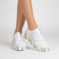 Półbuty damskie Artiker, cholewka ze skóry naturalnej perforowana konstrukcja z klasycznym sznurowaniem podwyższona podeszwa o dekoracyjnej strukturz. Białe półbuty damskie Artiker, bez wzorów, ze skóry, bez obcasa, bez zapięcia. Za 199.00 zł.