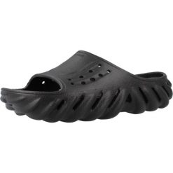 Klapki Crocs Model Echo Slide Kolor Czarny. Czarne klapki damskie Crocs, bez wzorów, z gumy, bez obcasa, bez zapięcia. W wyprzedaży za 209.00 zł.