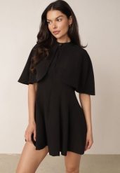 Czarna Elegancka Sukienka Rozkloszowana z Narzutką Imitującą Pelerynkę Faneno. Czarne sukienki damskie Born2be, bez wzorów, eleganckie, bez ramiączek. Za 199.99 zł.